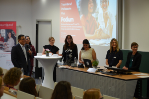 Podium mit berufenen Mentees - Netzwerktreffen 2026